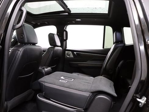 Certified 2025 Buick Enclave Avenir image 13