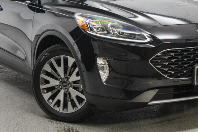 Certified 2020 Ford Escape Titanium w/ Titanium Premium Package 2.0 AWD/4WD image 2