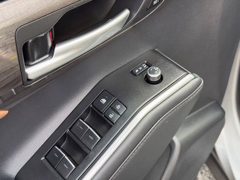 Used 2025 Toyota Highlander Limited AWD/4WD image 14