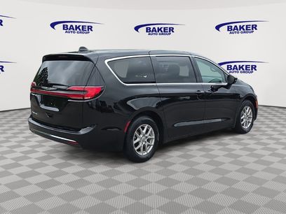 Used 2025 Chrysler Pacifica Select