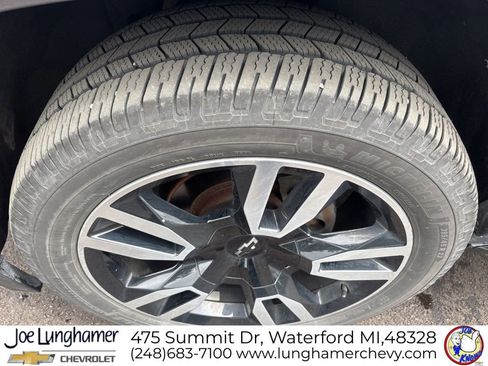 Used 2018 Chevrolet Suburban LT AWD/4WD image 3