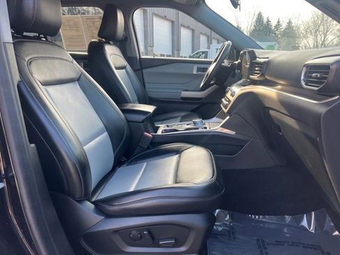 Used 2022 Ford Explorer XLT w/ Equipment Group 202A image 10