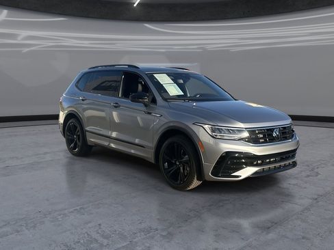 Certified 2024 Volkswagen Tiguan SE R-Line image 2