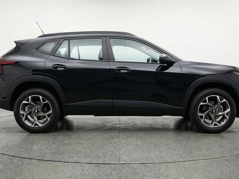 Used 2025 Chevrolet Trax LT image 11