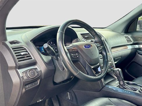Used 2018 Ford Explorer Limited w/ Equipment Group 301A AWD/4WD image 9