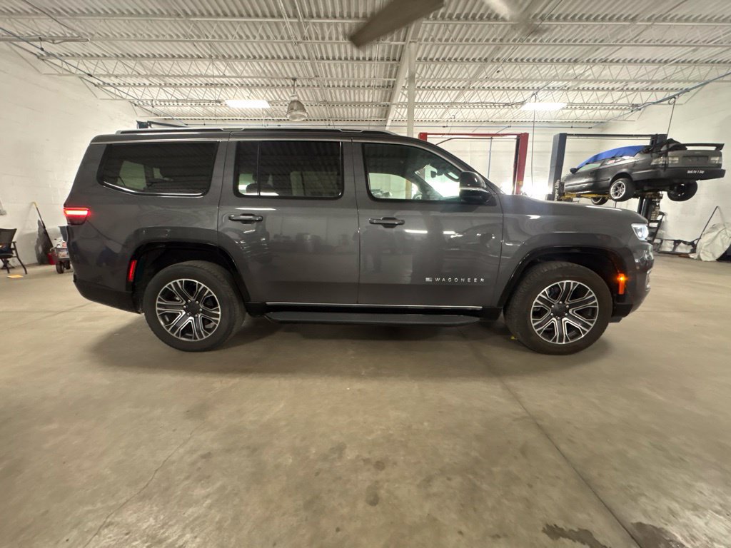 Used 2024 Jeep Wagoneer Series II w/ Flexible Seating Group RWD image 2