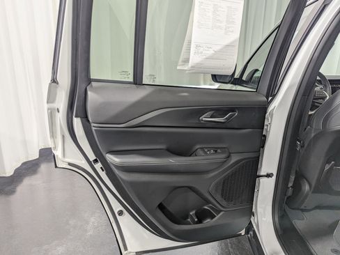 Used 2024 Jeep Grand Cherokee Laredo image 10