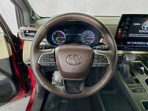 Certified 2023 Toyota Sienna Platinum image 13