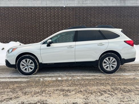 Used 2017 Subaru Outback 2.5i Premium image 2