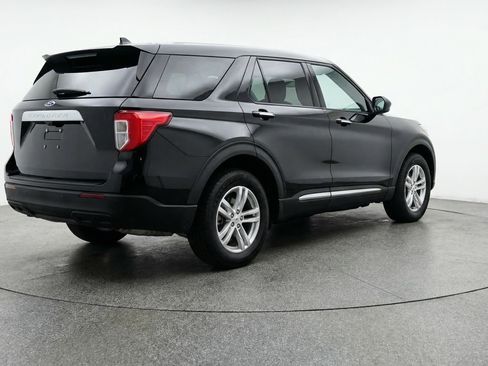 Used 2024 Ford Explorer XLT w/ Equipment Group 202A RWD image 9