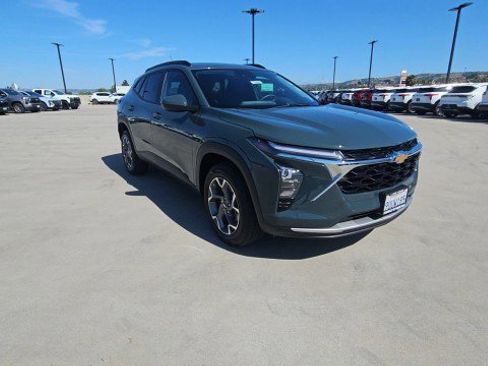 Used 2025 Chevrolet Trax LT w/ Sunroof Package FWD image 2