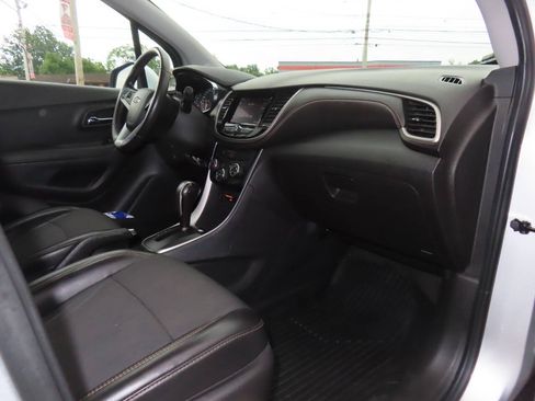Used 2020 Chevrolet Trax LT w/ LT Convenience Package AWD/4WD image 17