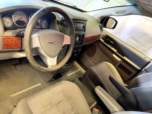 Used 2008 Chrysler Town & Country LX image 23