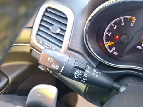 Used 2015 Jeep Grand Cherokee Limited image 24