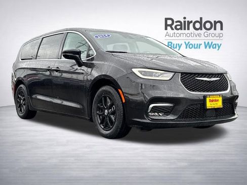 Used 2024 Chrysler Pacifica Touring-L image 1