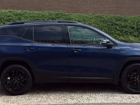 Used 2022 GMC Terrain SLT w/ Elevation Edition FWD image 5