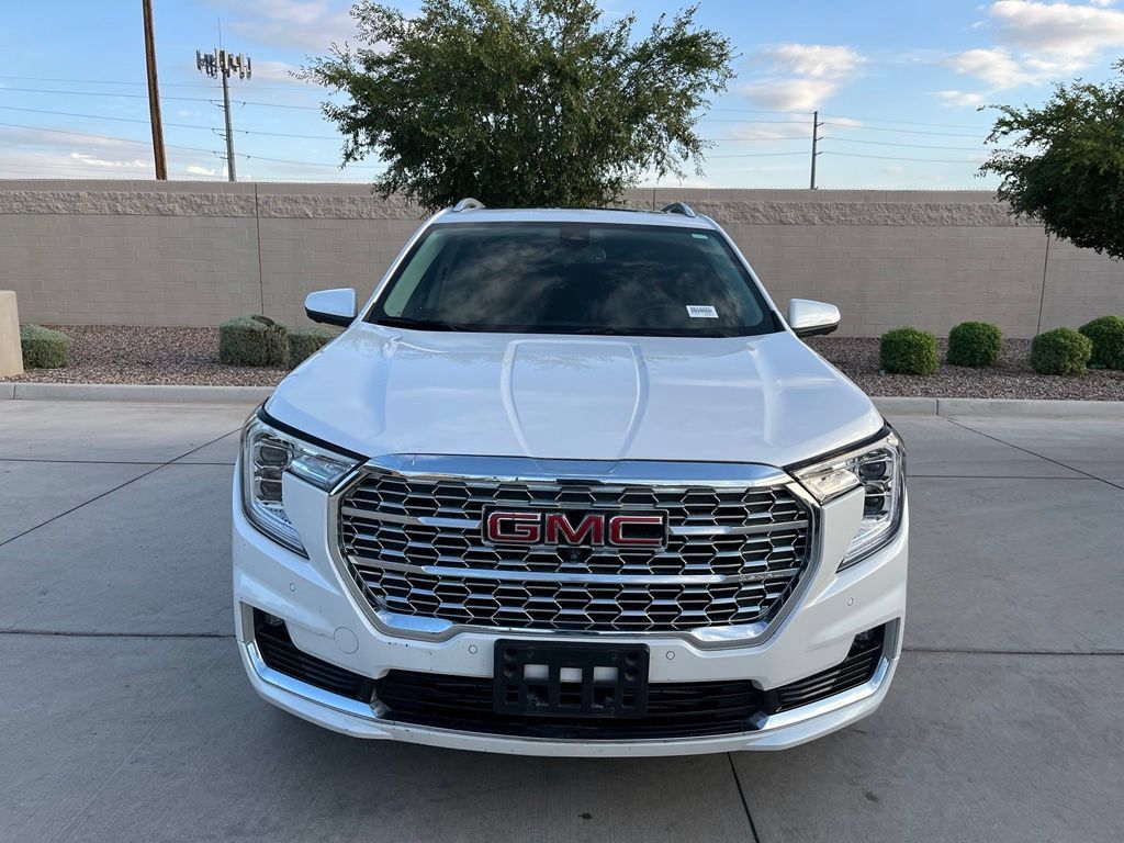 Used 2024 GMC Terrain Denali w/ Denali Premium Package AWD/4WD image 3