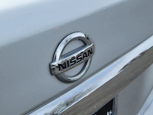 Used 2011 Nissan Versa 1.8 S w/ Plus Pkg image 5