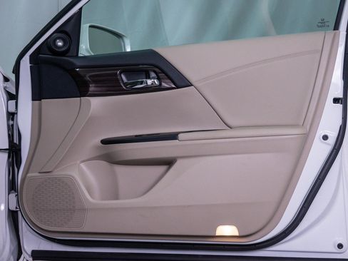 Used 2017 Honda Accord Touring image 9