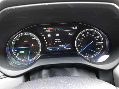 Used 2023 Toyota Venza LE image 11