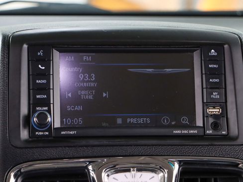 Used 2014 Chrysler Town & Country Touring image 18