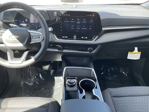 New 2026 Chevrolet Equinox LT image 2