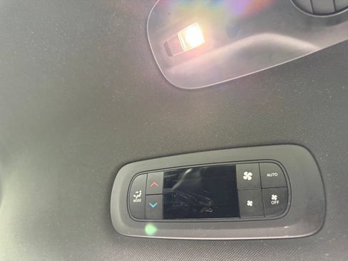 Used 2025 Chrysler Pacifica Select FWD image 31