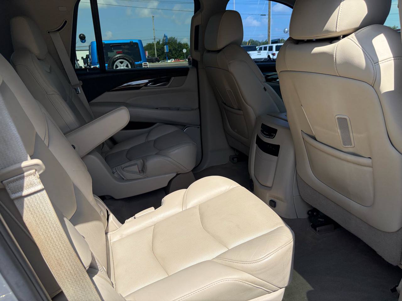 Used 2018 Cadillac Escalade Premium Luxury AWD/4WD image 15