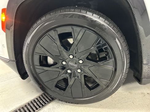 Used 2024 Jeep Wagoneer Launch Edition image 9