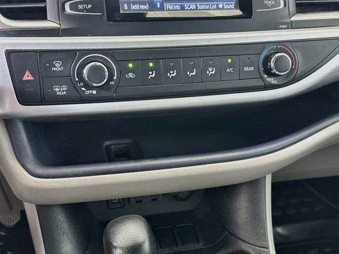 Used 2019 Toyota Highlander LE FWD image 22