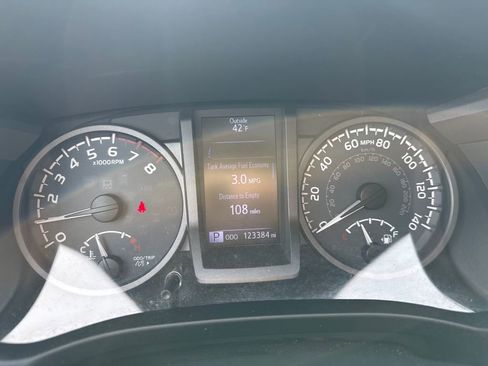 Used 2017 Toyota Tacoma TRD Sport image 19