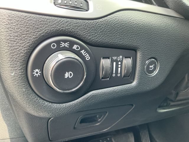 Used 2018 Jeep Cherokee Latitude Plus w/ Comfort/Convenience Group AWD/4WD image 28