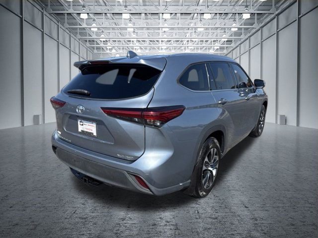 Used 2020 Toyota Highlander XLE AWD/4WD image 5