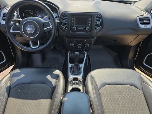 Used 2018 Jeep Compass Latitude FWD image 10