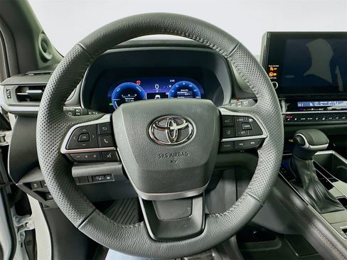 Used 2025 Toyota Sienna Limited image 11