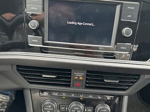 Used 2020 Volkswagen Jetta SE w/ SE Cold Weather Package image 13