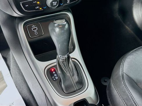 Used 2021 Jeep Compass Latitude w/ Sun and Sound Group FWD image 17