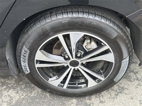 Certified 2023 Nissan Sentra SV image 30