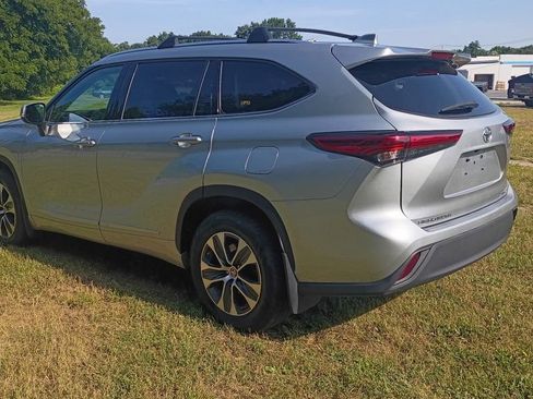 Used 2020 Toyota Highlander XLE AWD/4WD image 5