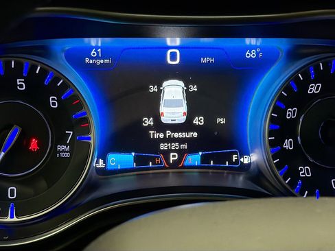 Used 2018 Chrysler 300 Touring L image 8