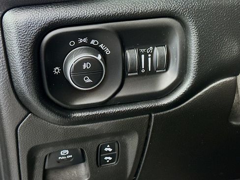 Used 2019 RAM 1500 Laramie AWD/4WD image 8