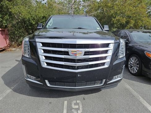 Used 2017 Cadillac Escalade ESV Luxury image 3