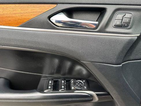 Used 2019 Lincoln MKC Select FWD image 11