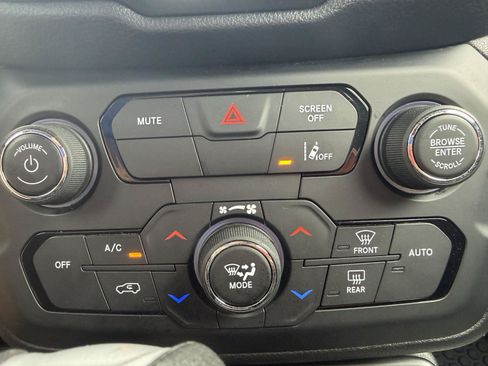 Used 2023 Jeep Renegade Latitude AWD/4WD image 31