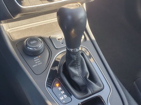 Used 2020 Jeep Cherokee Limited AWD/4WD image 23