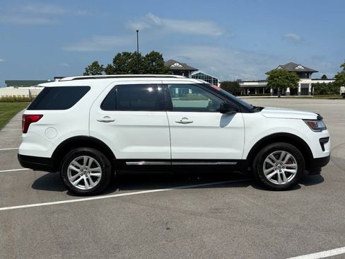 Used 2018 Ford Explorer XLT AWD/4WD image 4