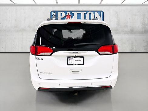 Used 2018 Chrysler Pacifica Touring-L w/ Tire & Wheel Group image 6