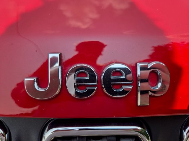 Used 2024 Jeep Compass Latitude w/ Sun and Sound Group AWD/4WD image 24