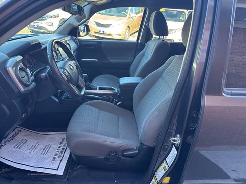 Used 2017 Toyota Tacoma SR5 AWD/4WD image 17