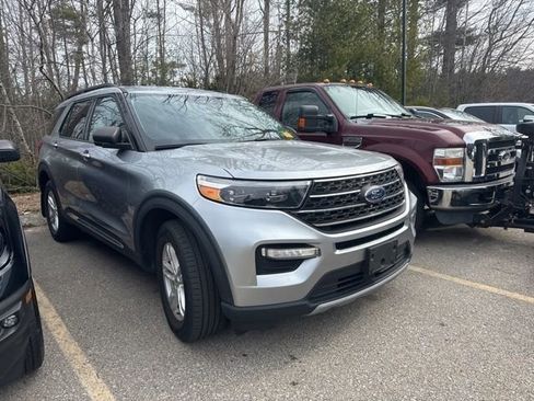 Used 2022 Ford Explorer XLT w/ Equipment Group 202A image 3